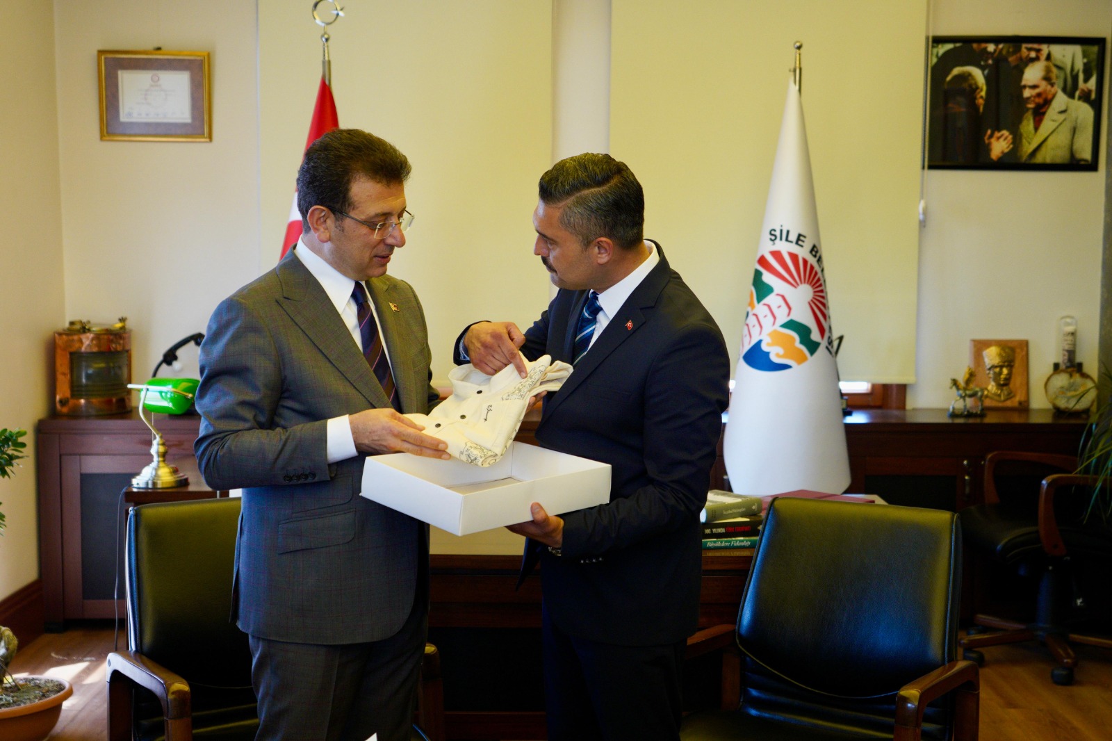 İBB Başkanı Ekrem İmamoğlu, Şile Belediye Başkanı Özgür Kabadayı’ya tebrik