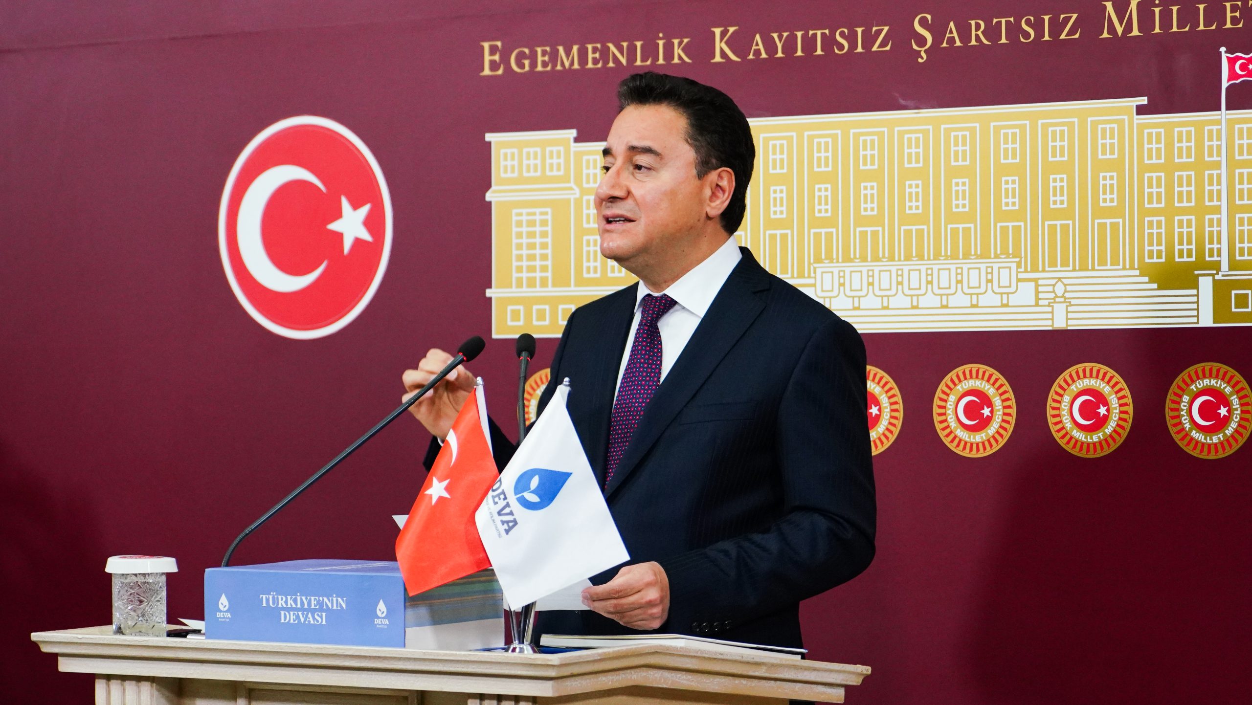 DEVA Partisi Genel Başkanı Ali Babacan, TBMM’de düzenlenen değerlendirme toplantısında