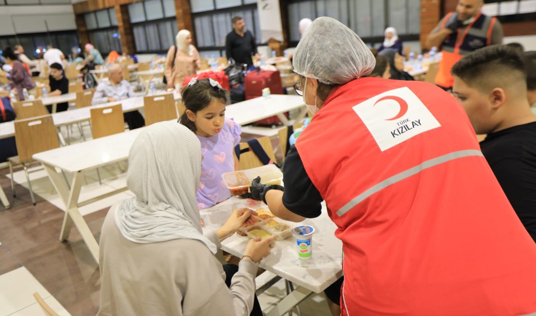 Lübnan'daki gerilim nedeniyle zor durumda kalan Türk vatandaşları, Türk Kızılay'ın