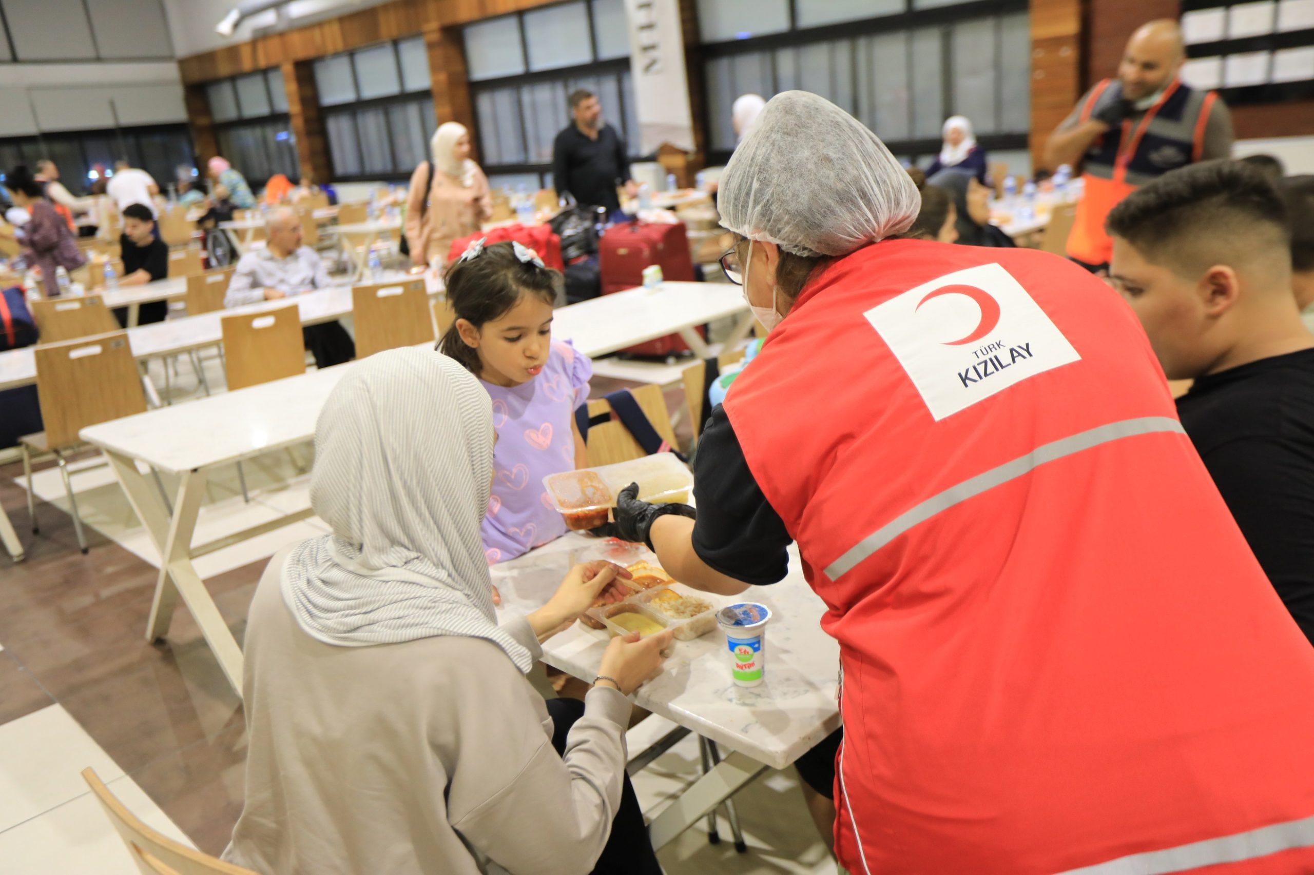 Lübnan'daki gerilim nedeniyle zor durumda kalan Türk vatandaşları, Türk Kızılay'ın