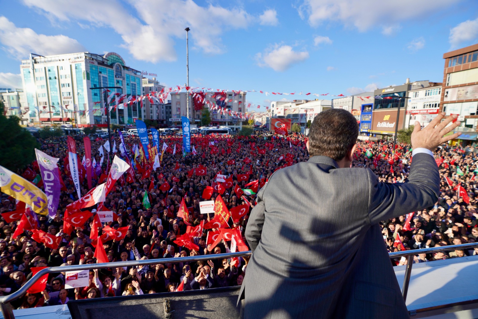 İstanbul Büyükşehir Belediye Başkanı Ekrem İmamoğlu, görevden alınarak tutuklanan Esenyurt
