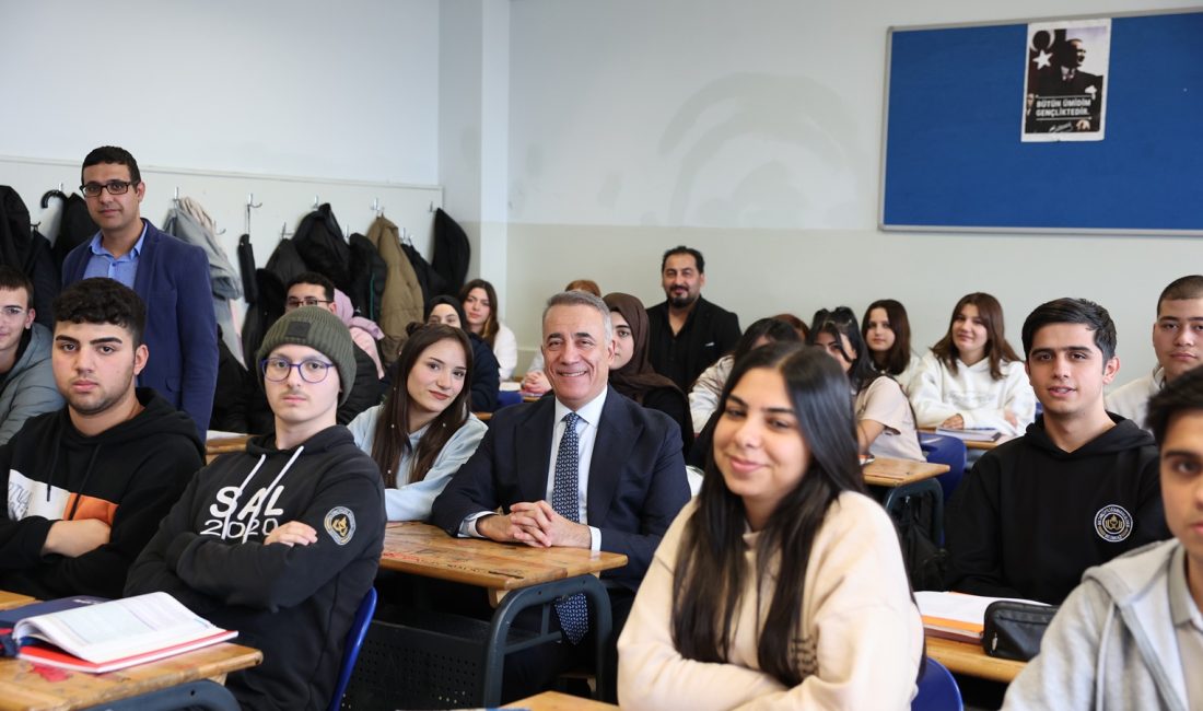 Gençlerin fikirlerini önemseyen, onlarla her fırsatta bir araya gelmeye özen