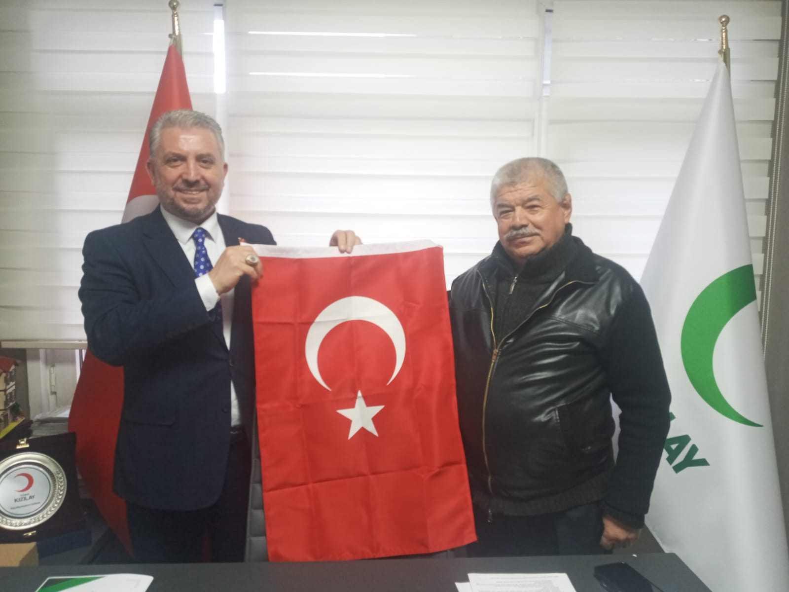 Emekli memur İbrahim Boztaş, Yeşilay Küçükçekmece Şube Başkanı Hasan Değirmenci'ye