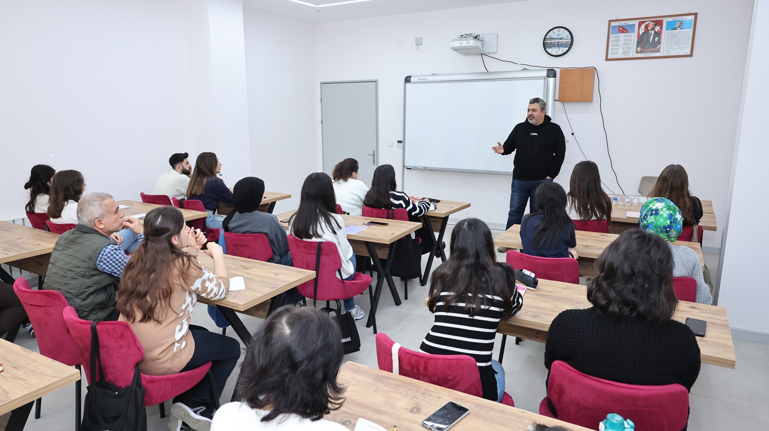 Sultangazi Belediyesi’nin sanatla iç içe olmak isteyen gençler için hayata