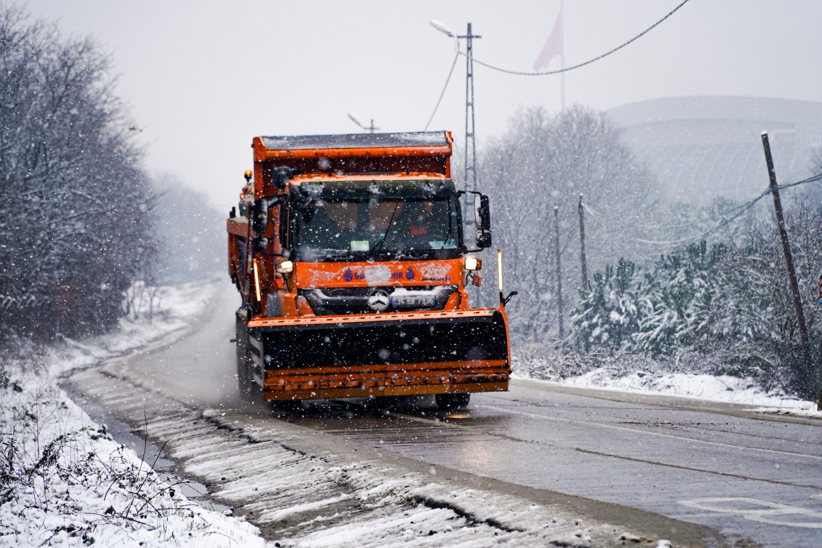 İstanbul Büyükşehir Belediyesi (İBB), olumsuz hava koşulları nedeniyle Kış Şartlarıyla