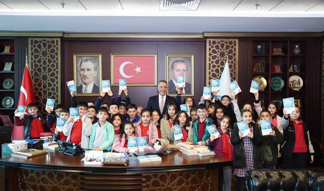 Gençlerle sık sık bir araya gelen Sultangazi Belediye Başkanı Abdurrahman