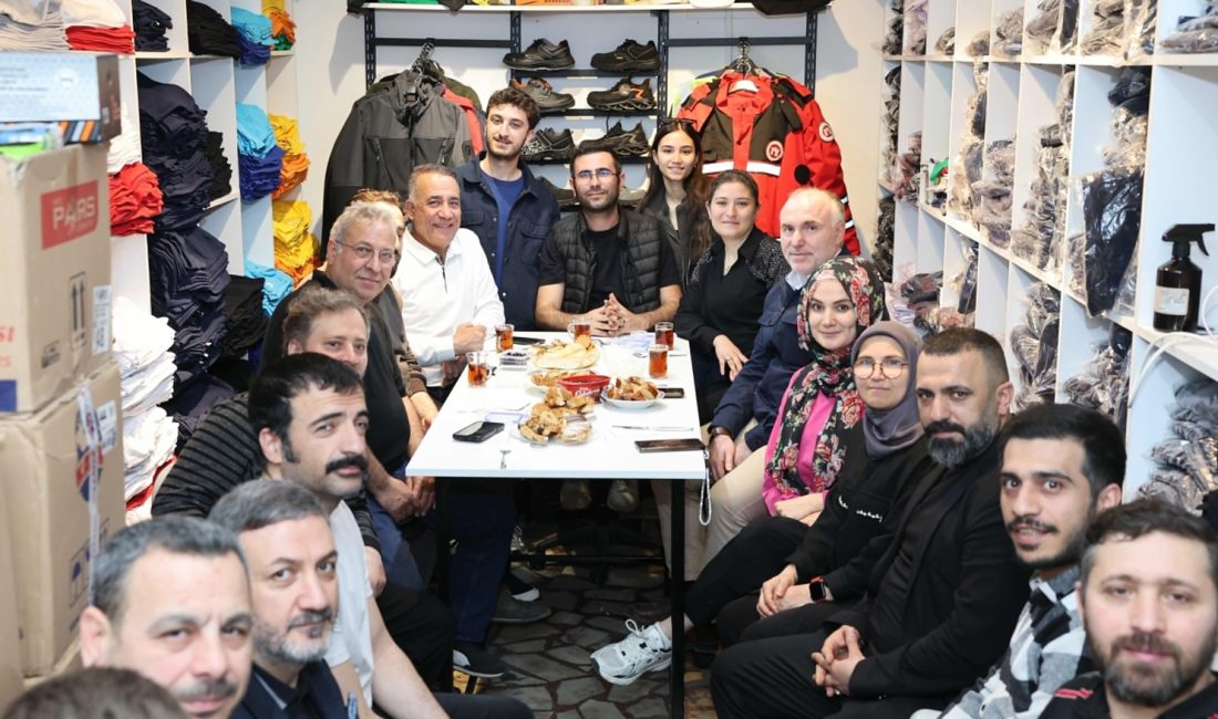 Sultangazi Belediye Başkanı Abdurrahman Dursun, ilçedeki esnafla sık sık sabah