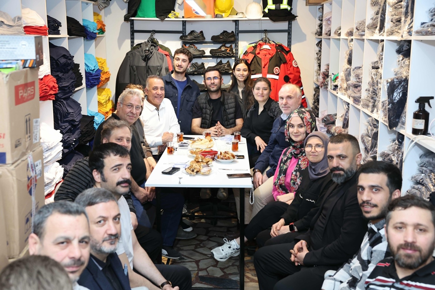 Sultangazi Belediye Başkanı Abdurrahman Dursun, ilçedeki esnafla sık sık sabah