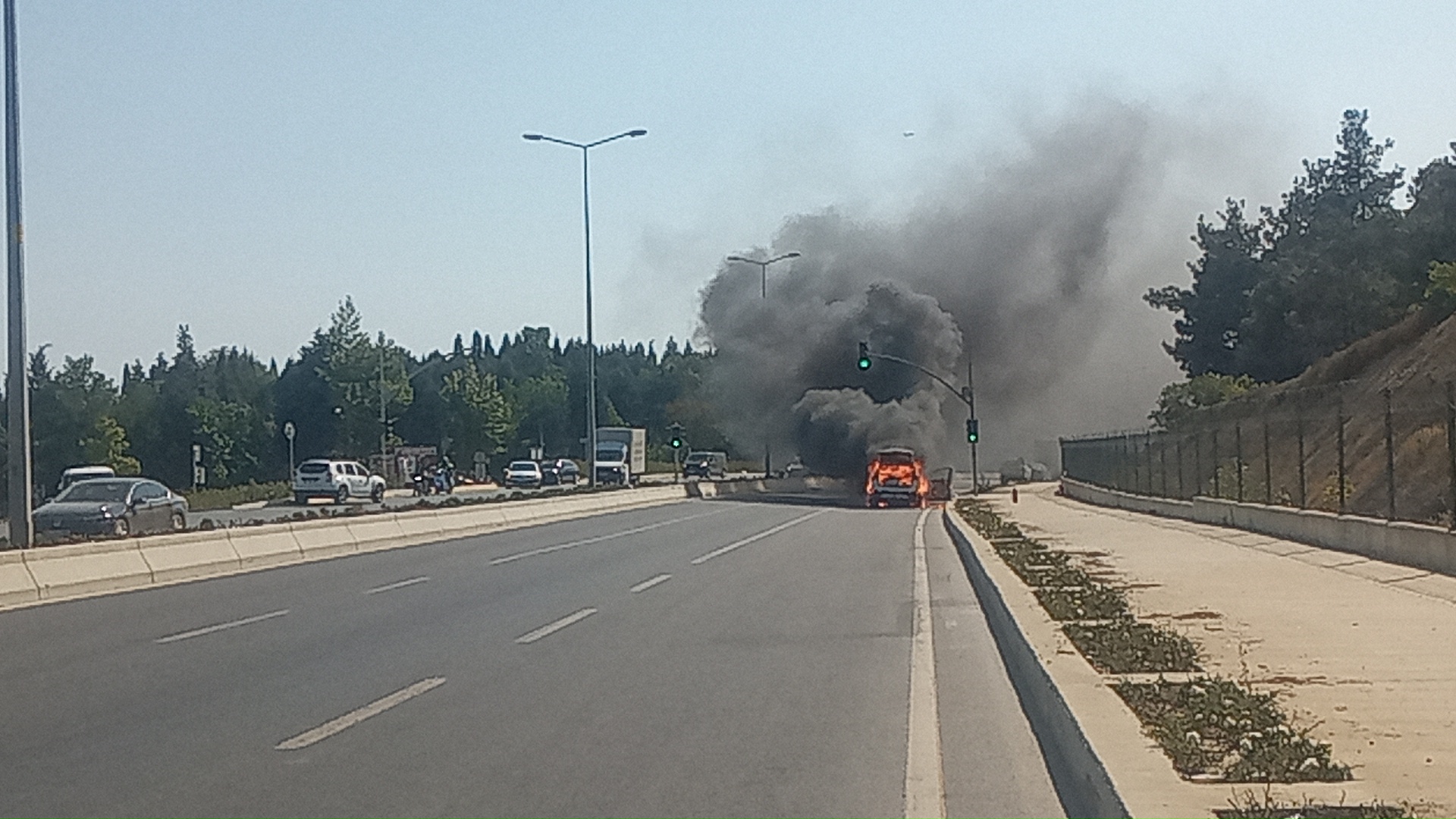 İstanbul’da aşırı sıcaklar nedeniyle Arnavutköy-Başakşehir yolunda seyir halindeki bir araç