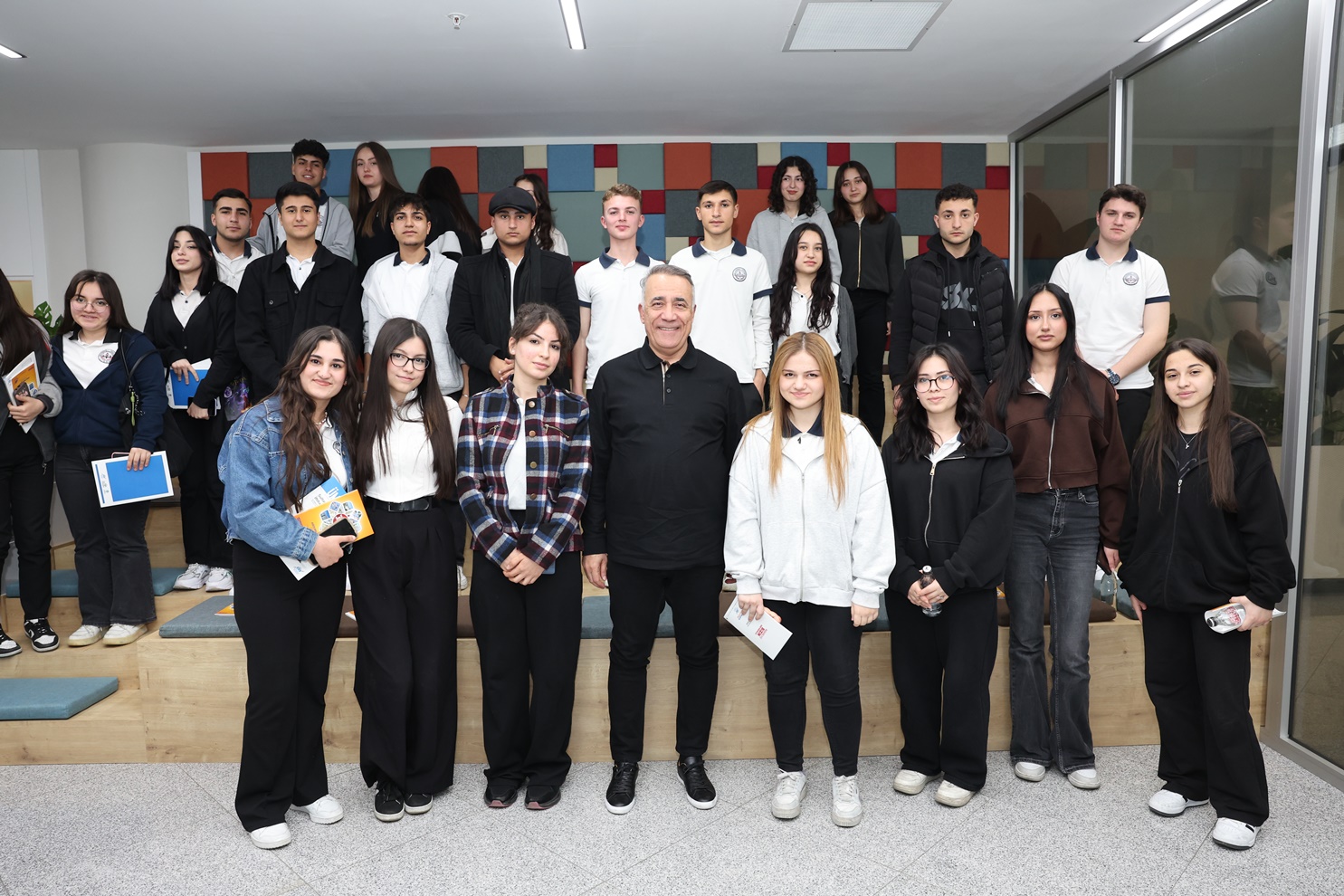 İlçe sakinlerine doğumdan itibaren başlayan desteğini üniversitede de devam ettiren