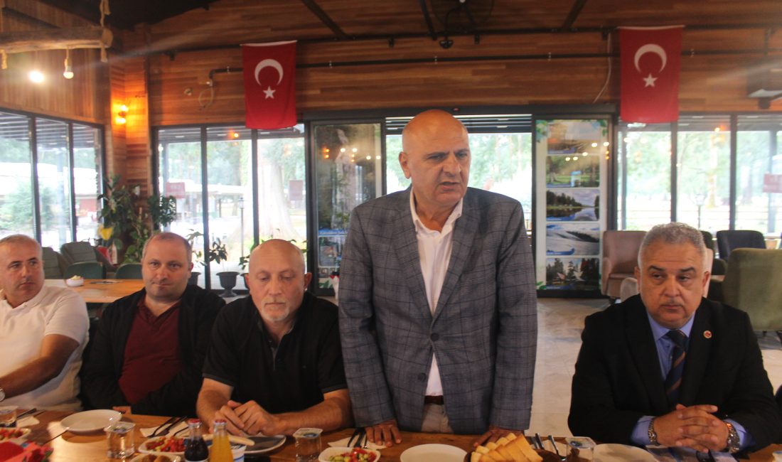 İstanbul Düzceliler Derneği Başkanı Mustafa Sönmezoğlu ve yönetim kurulu üyeleri,