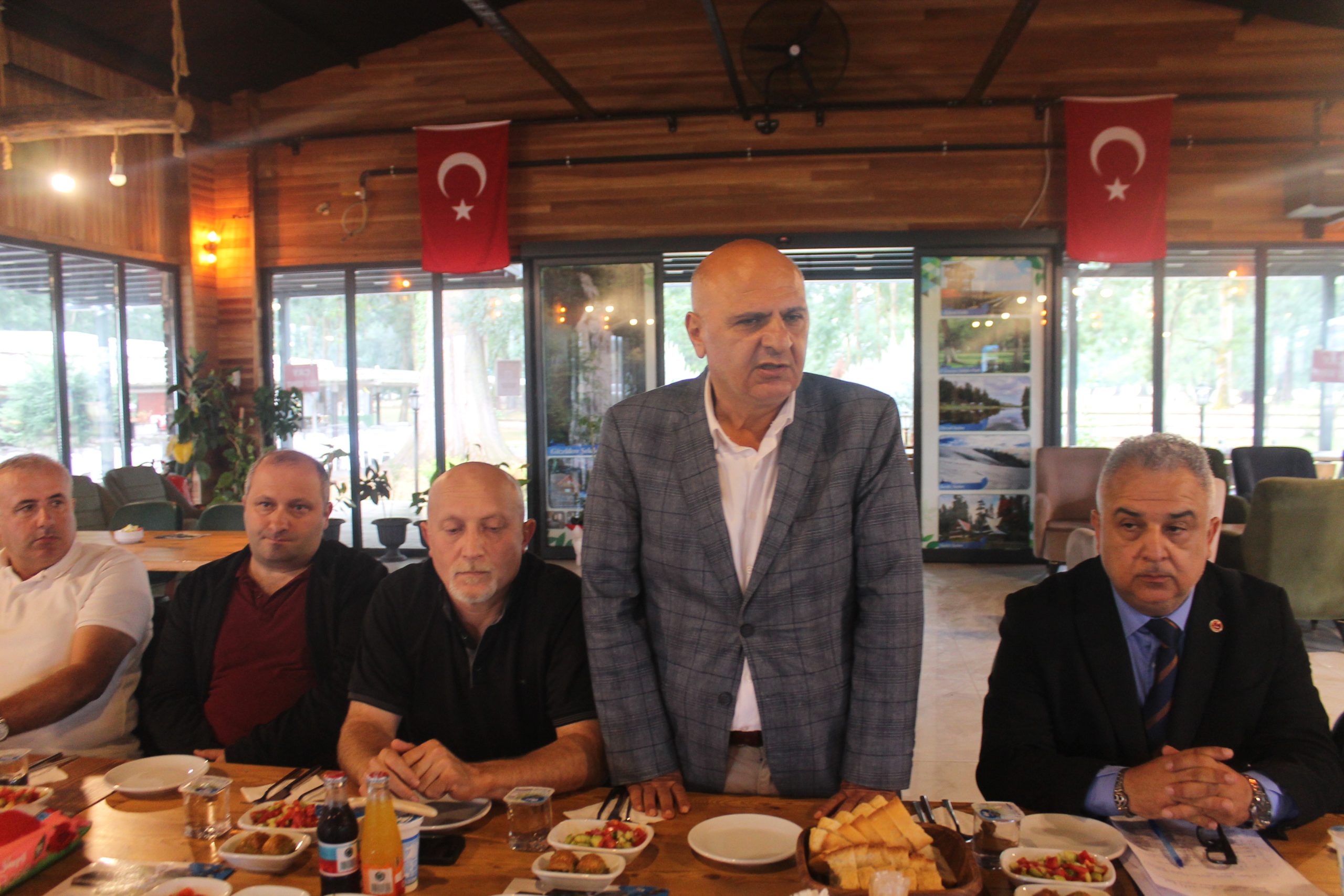 İstanbul Düzceliler Derneği Başkanı Mustafa Sönmezoğlu ve yönetim kurulu üyeleri,