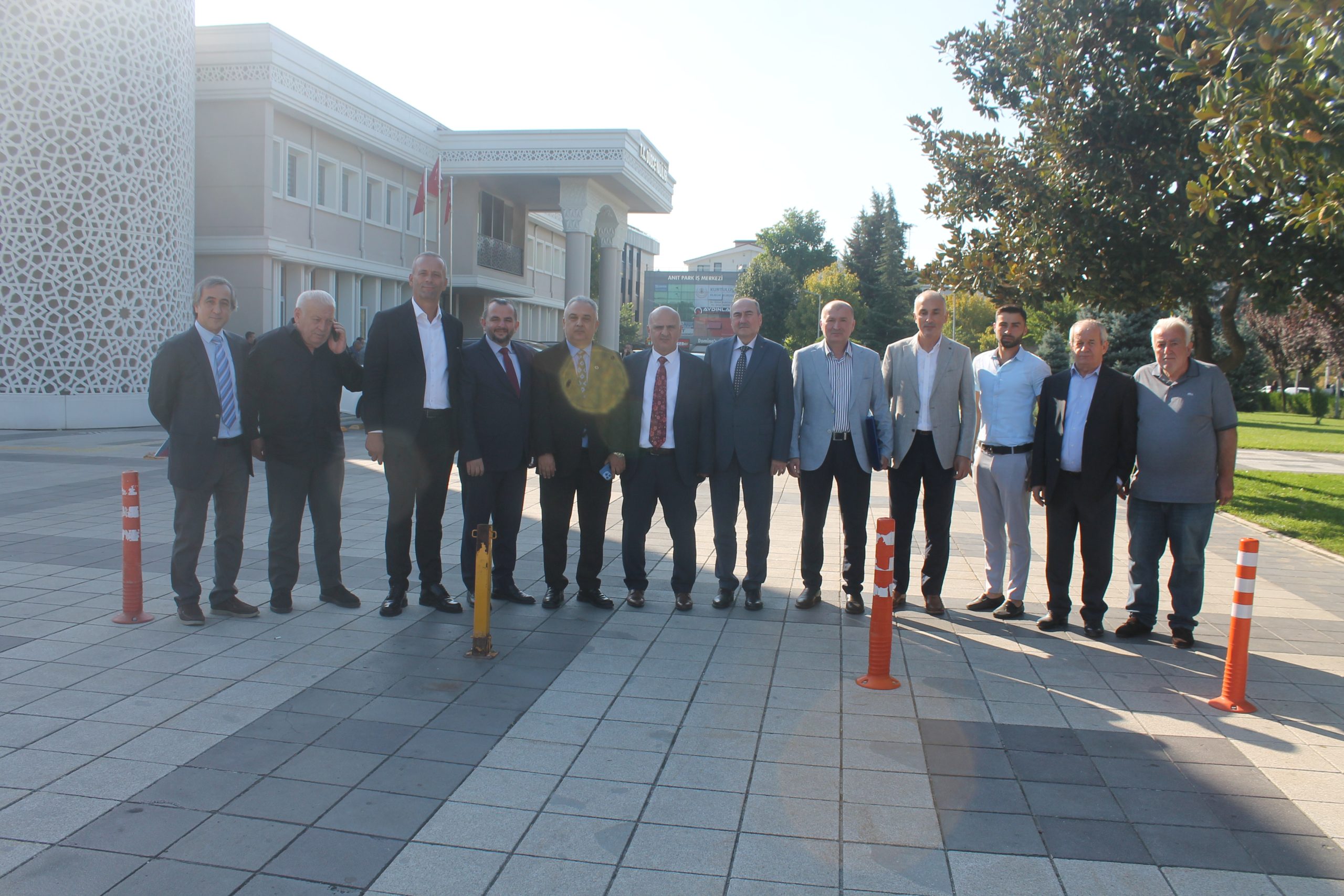 İstanbul Düzceliler Derneği Başkanı Mustafa Sönmezoğlu ve yönetim kurulu üyeleri,