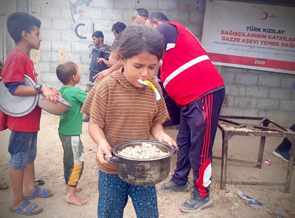 Türk Kızılay, Gazze’de sağlanan ateşkesin ardından insani yardım çalışmalarını hızlandırdı.
