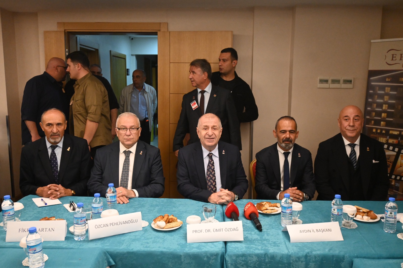 Zafer Partisi lideri Prof. Dr. Ümit Özdağ, Aydın’daki parti standına