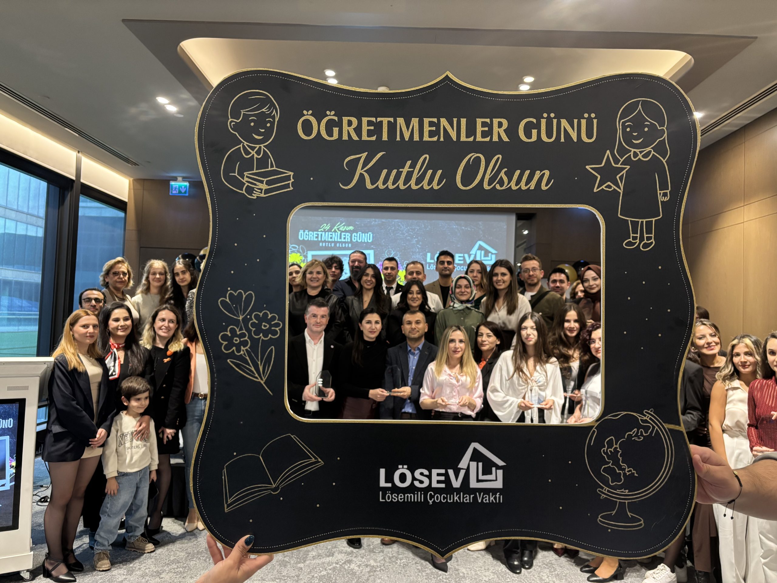LÖSEV Öğretmenler Günü’nü Türkiye genelinde gönüllü öğretmenleriyle buluşarak kutladı. Bu