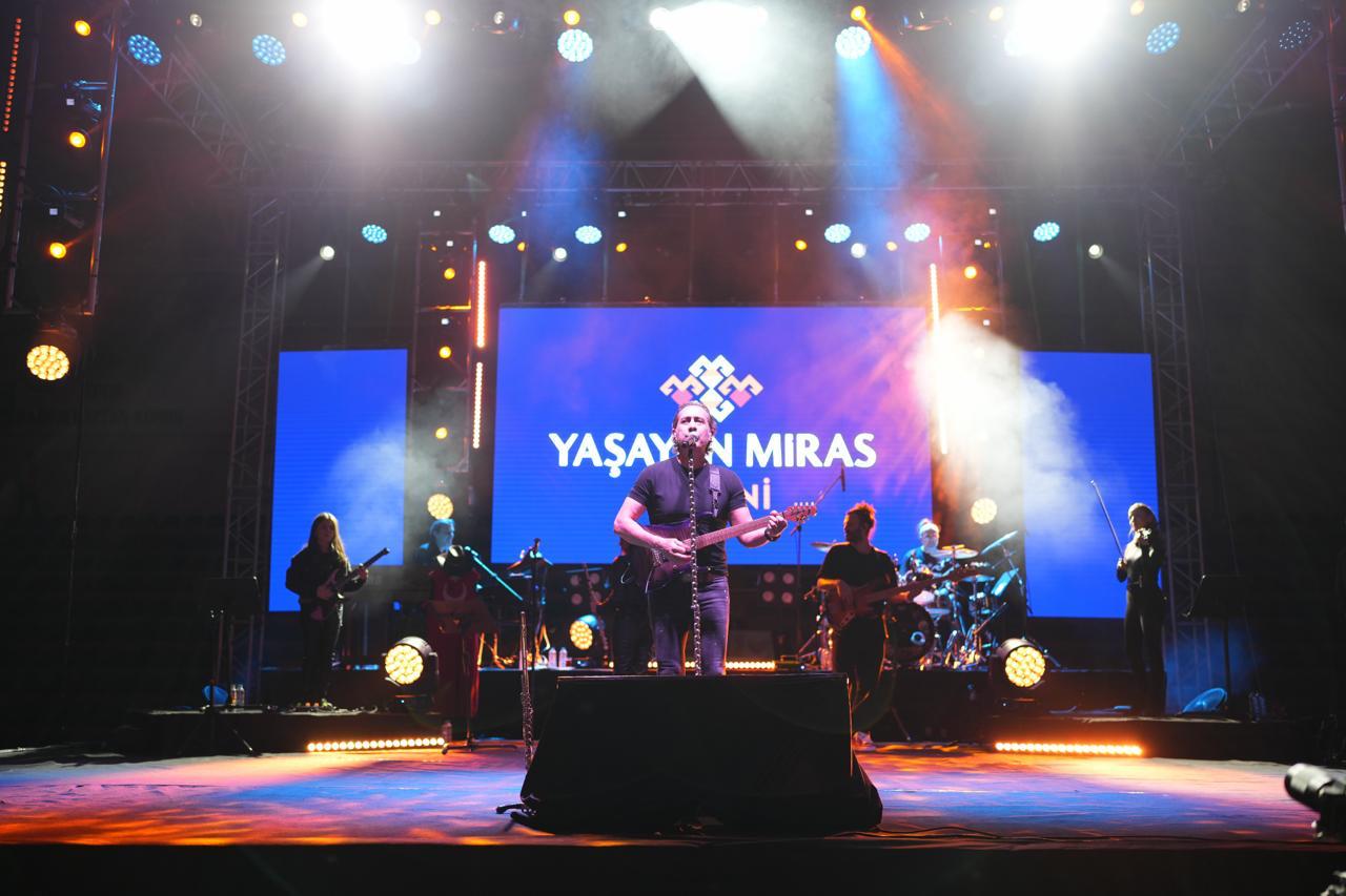 Rize Yaşayan Miras Şöleni kapsamında sahne alan Anadolu rock müziğinin