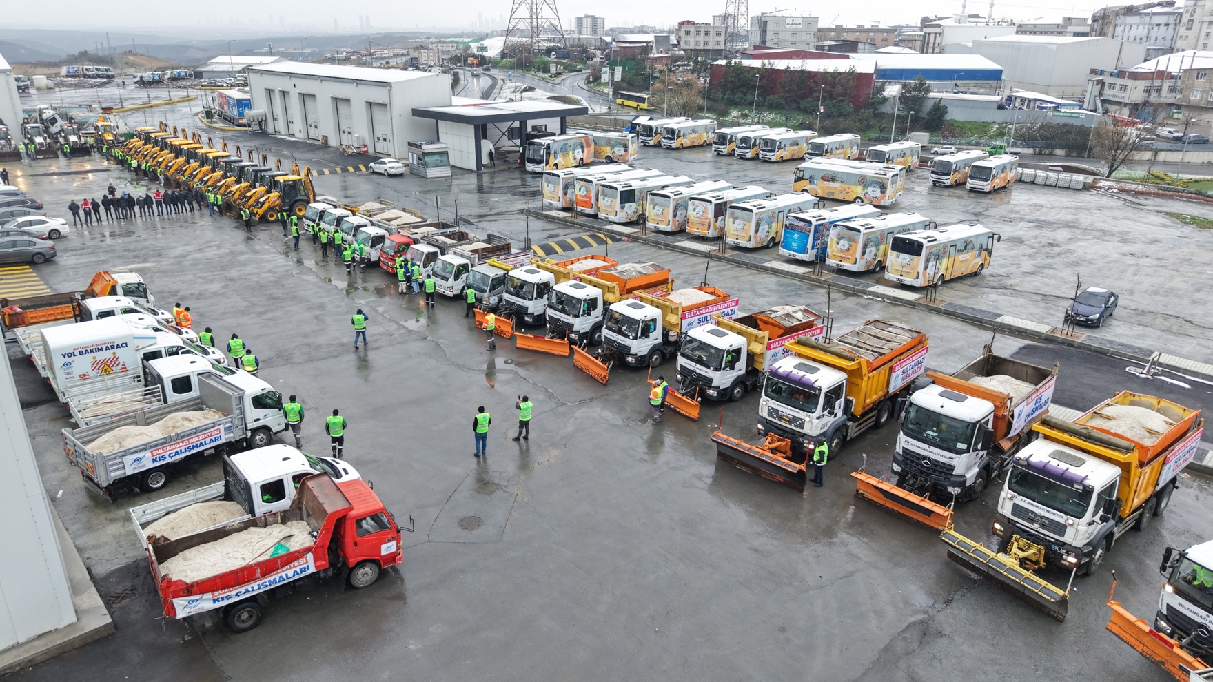 Sultangazi Belediyesi, meteorolojinin uyarıları üzerine kar ve buzlanma için teyakkuza