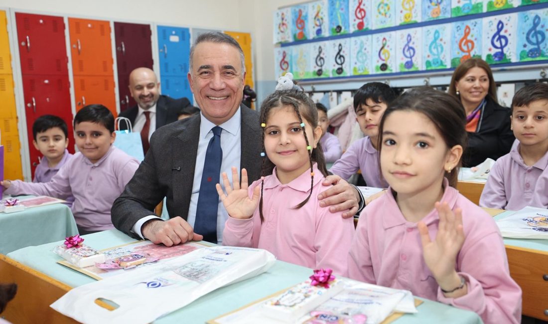 Sultangazi Belediye Başkanı Abdurrahman Dursun, miniklerin ilk dönem karne heyecanına