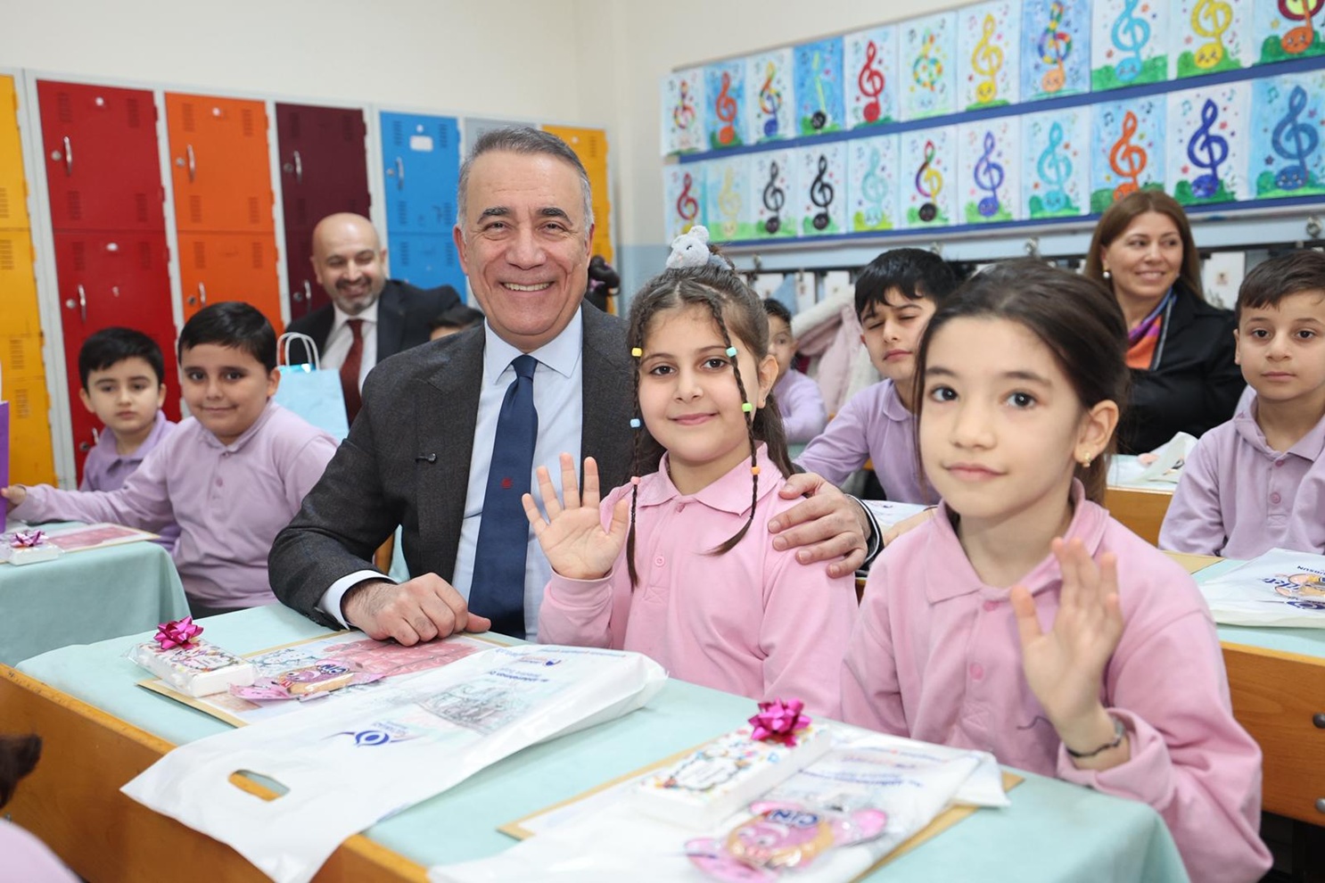 Sultangazi Belediye Başkanı Abdurrahman Dursun, miniklerin ilk dönem karne heyecanına