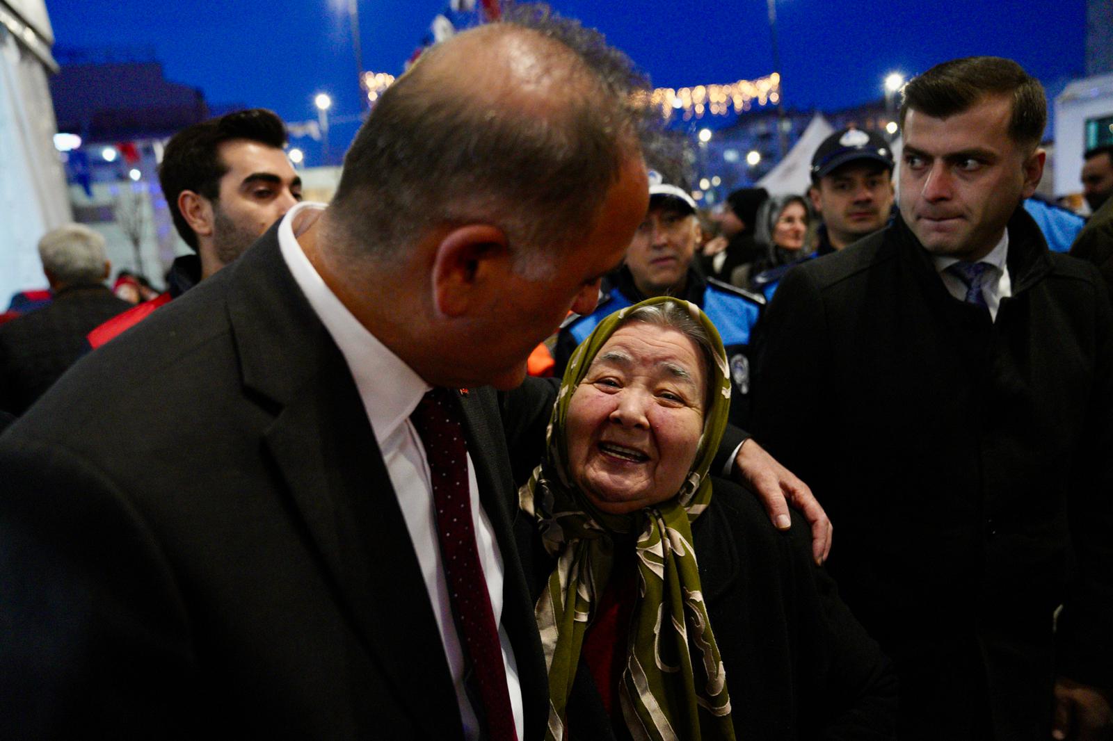 İBB Başkanvekili Nuri Aslan, Bağcılar’da düzenlenen Ramazan iftarında vatandaşlarla bir