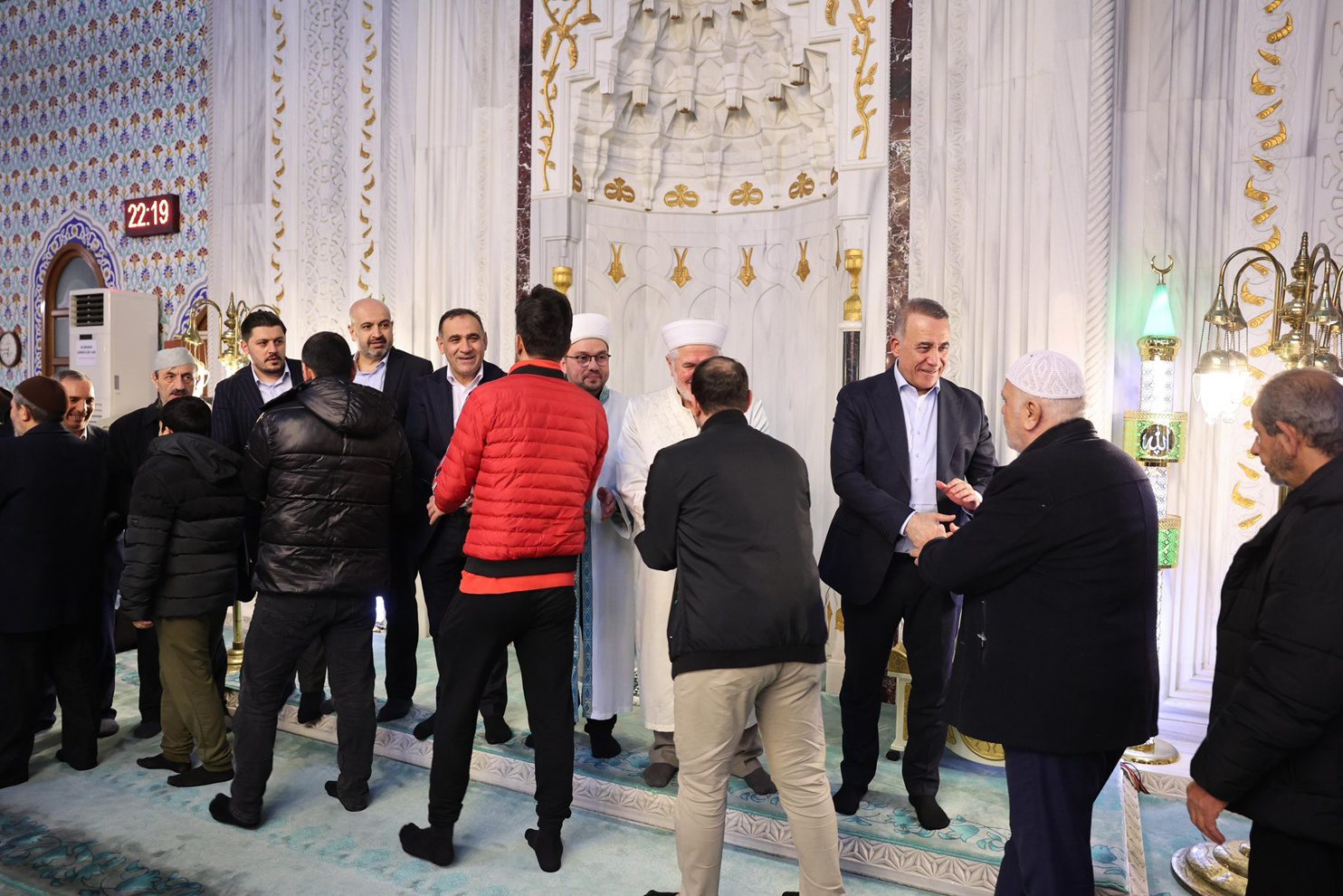 Ramazan ayının ilk gününden bu yana teravih namazlarında vatandaşlarla bir