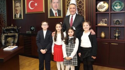 Sultangazi Belediye Başkanı Abdurrahman Dursun, 23 Nisan dolayısıyla yayımladığı mesajda